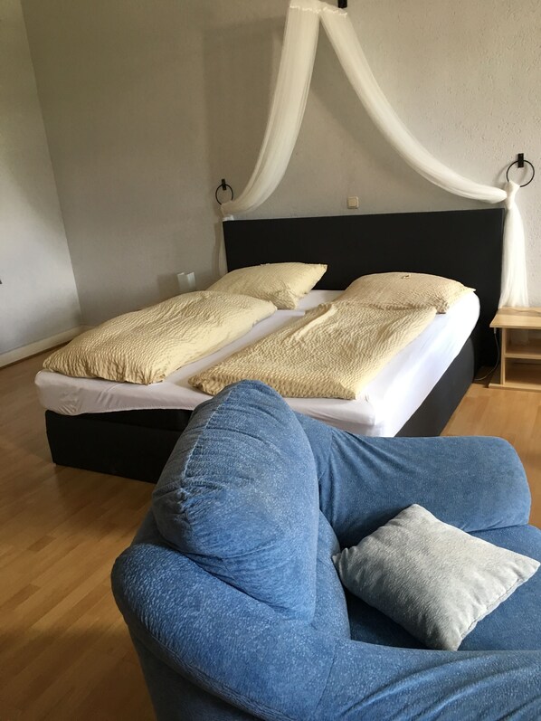 Desk, blackout curtains, soundproofing, free WiFi