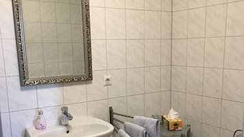 Basic-Vierbettzimmer | Badezimmer | Dusche, Handtücher, Seife, Toilettenpapier
