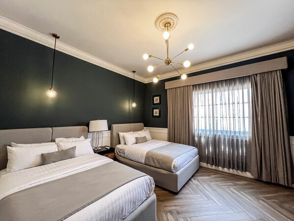 Colchones con pillow-top y caja de seguridad en la habitación 