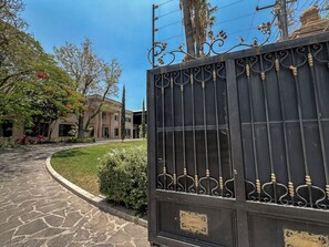 المنشأة من الخارج