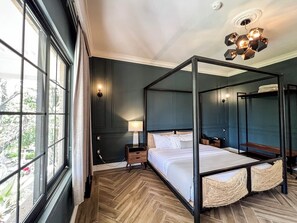 Pillowtop beds, in-room safe, individually decorated - Mansión E. Borbón (León)