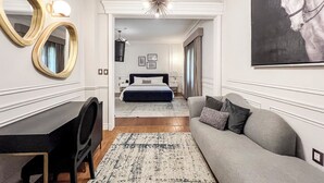 Superior Room, 1 King Bed | Pillowtop beds, in-room safe, blackout drapes, iron/ironing board - Mansión E. Borbón (León)