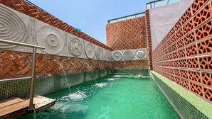 Outdoor pool, sun loungers - Mansión E. Borbón (León)