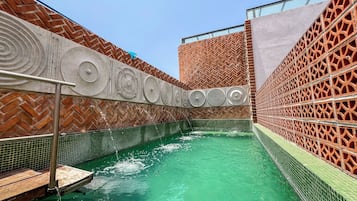 Hồ bơi ngoài trời, ghế dài tắm nắng