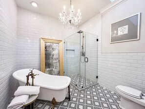 Habitación superior, 1 cama de matrimonio grande | Baño | Bañera y ducha independientes, secador de pelo, zapatillas y toallas