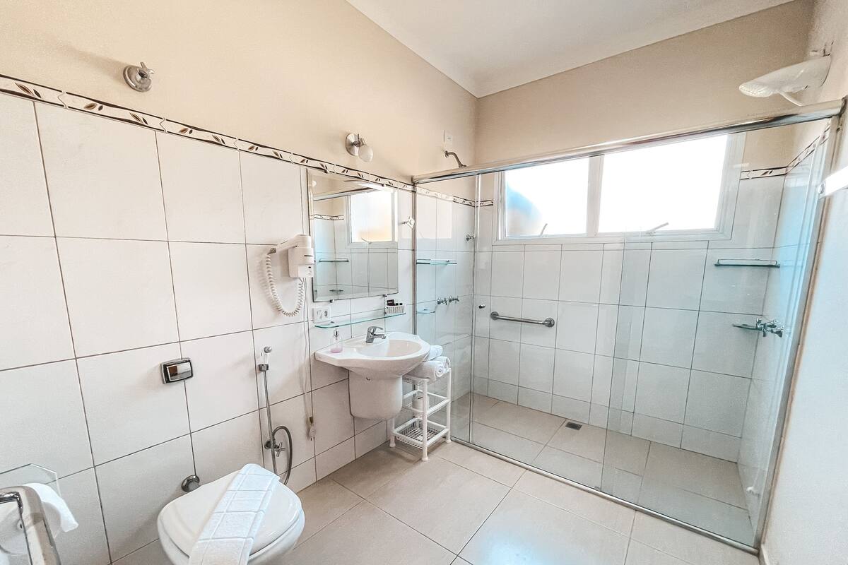 chale master terreo | bathroom | shower, towels, soap, shampoo