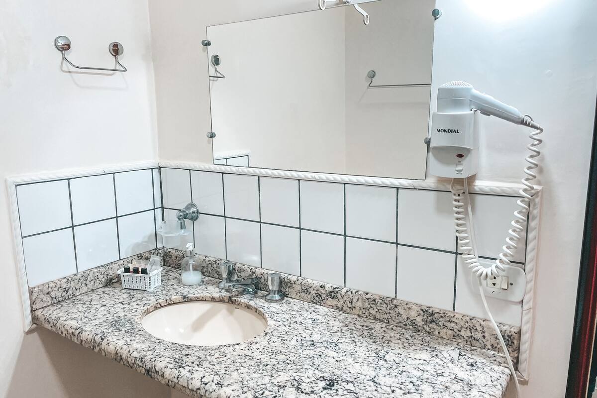 suite (golden) | 1 bedroom, hypo-allergenic bedding, pillow-top beds, minibar