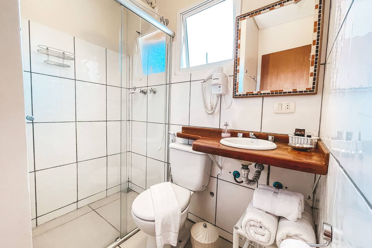 suite (golden) | bathroom | shower, towels, soap, shampoo