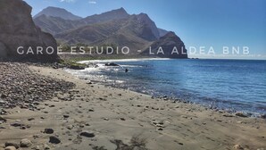 A rocky beach with mountains in the background. - CASA BELINDA - Savor nature (La Aldea de San Nicolás)