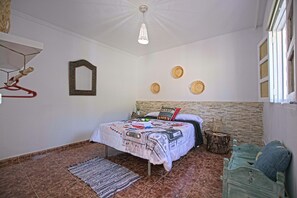 4 habitaciones, tabla de planchar con plancha y cuna de viaje 
