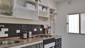 Frigorífico, microondas, horno y cafetera o tetera