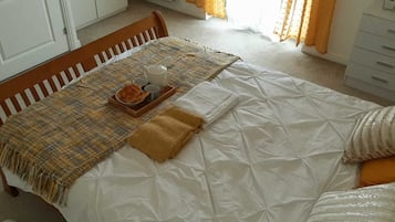 Room (Serinity) | Individually decorated, individually furnished, soundproofing