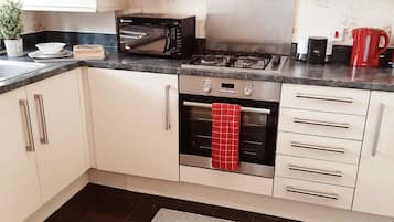 Full-sized fridge, microwave, oven, stovetop