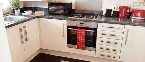 Full-size fridge, microwave, oven, stovetop