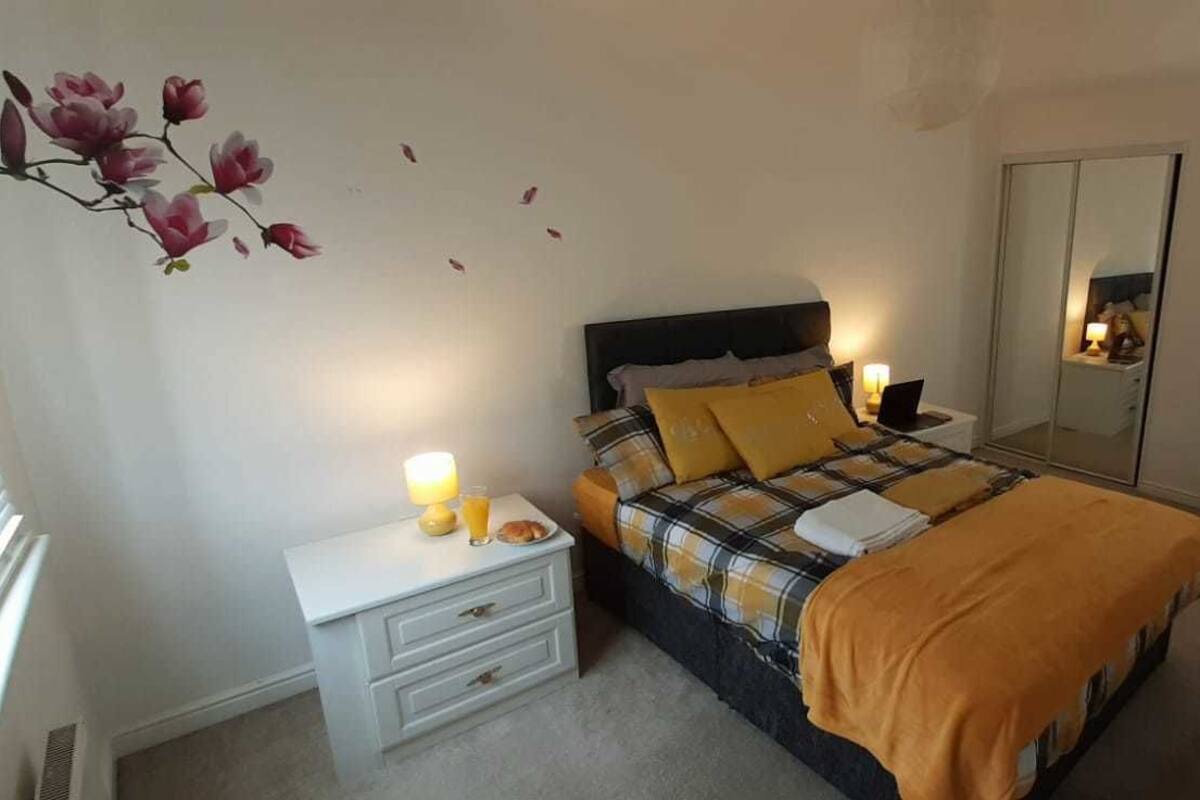 Room (Sunshine) | Soundproofing, iron/ironing board (on request), cribs (free)