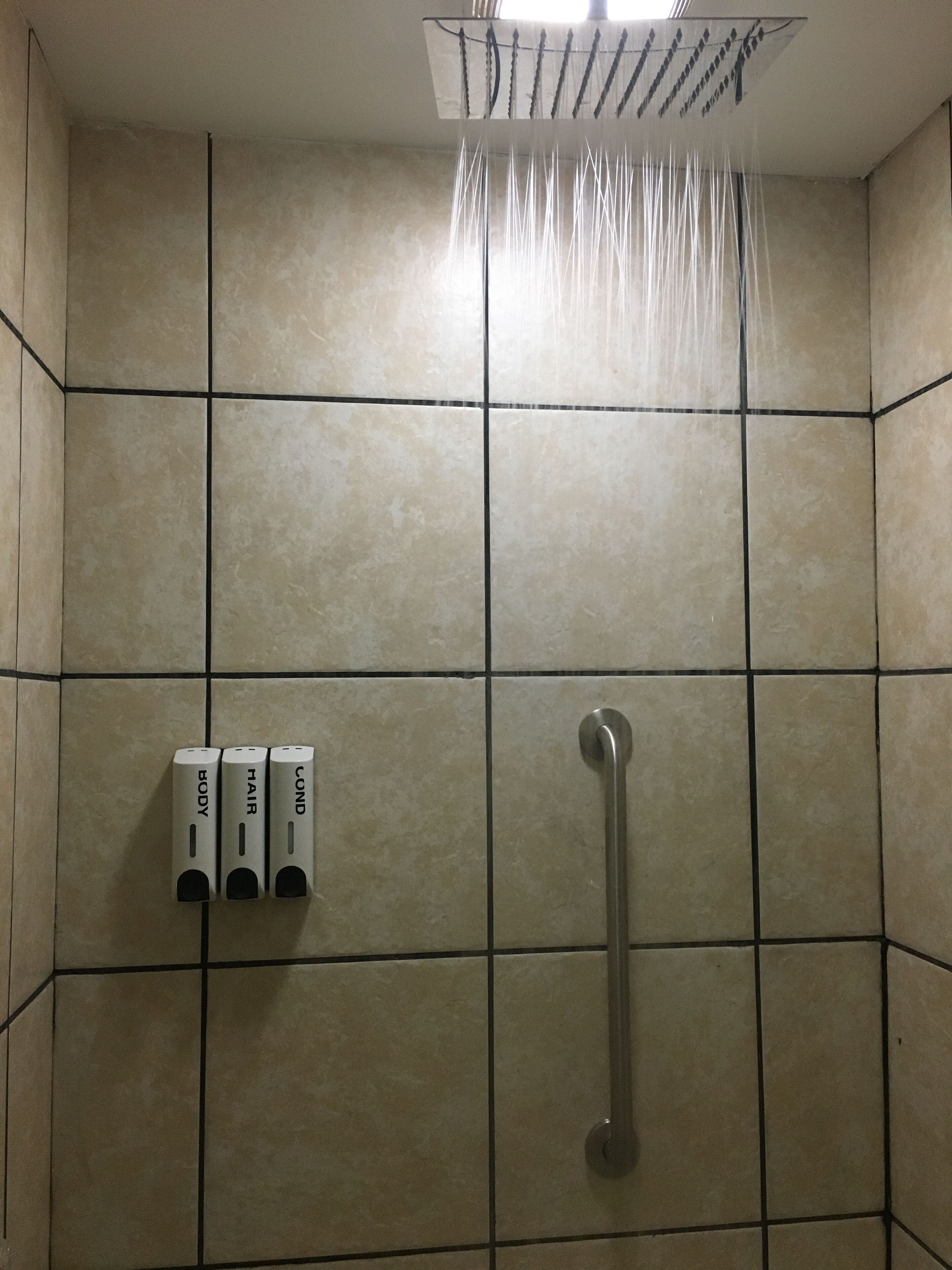 Douche, baignoire à jets, serviettes fournies, savon