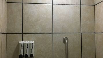 Douche, baignoire Ă jets, serviettes fournies, savon