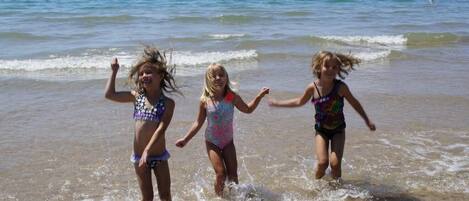 Vlak bij het strand, ligstoelen