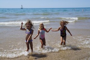 Nær stranden og solsenger