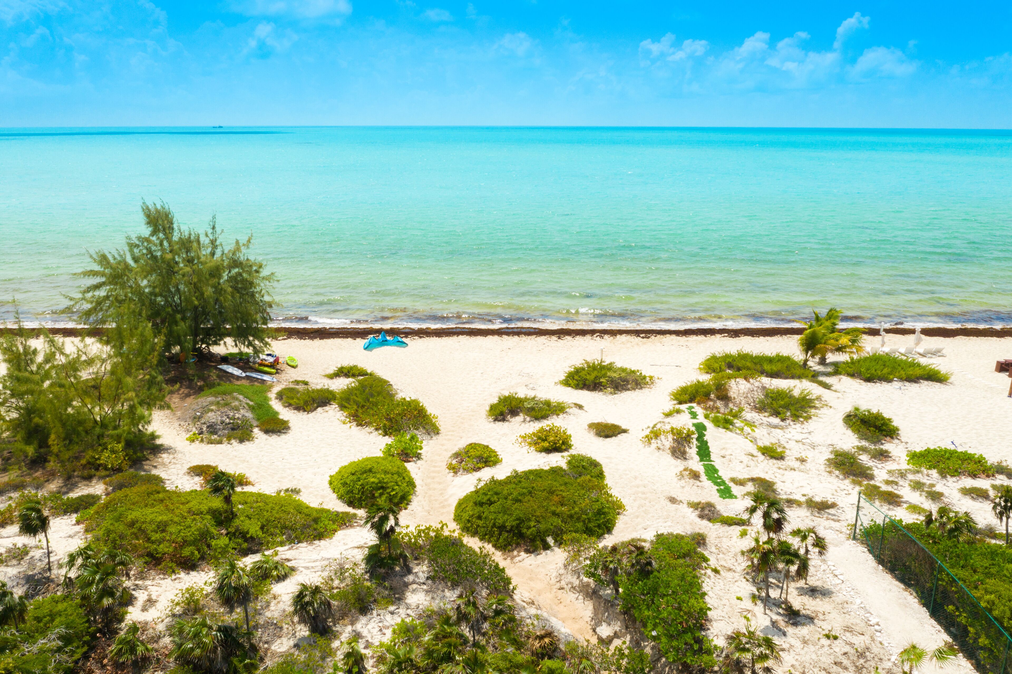 Perto da praia, espreguiçadeiras, toalhas de praia 