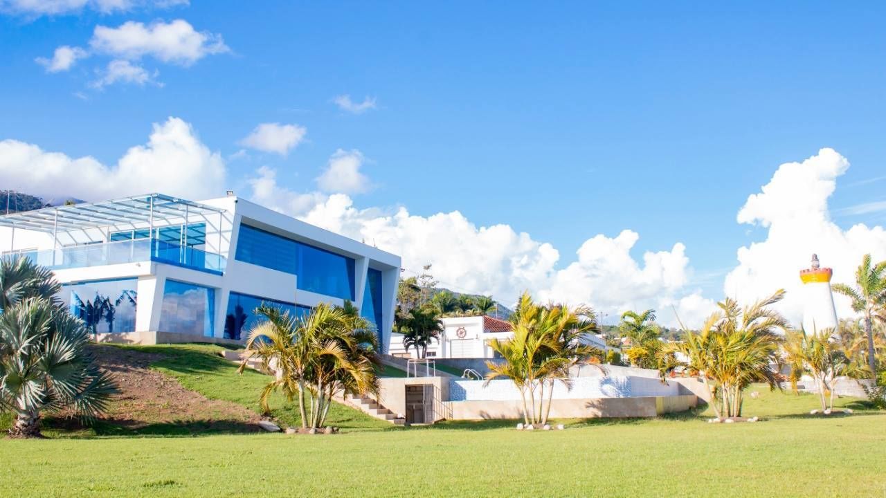 المنطقة المحيطة بالمنشأة