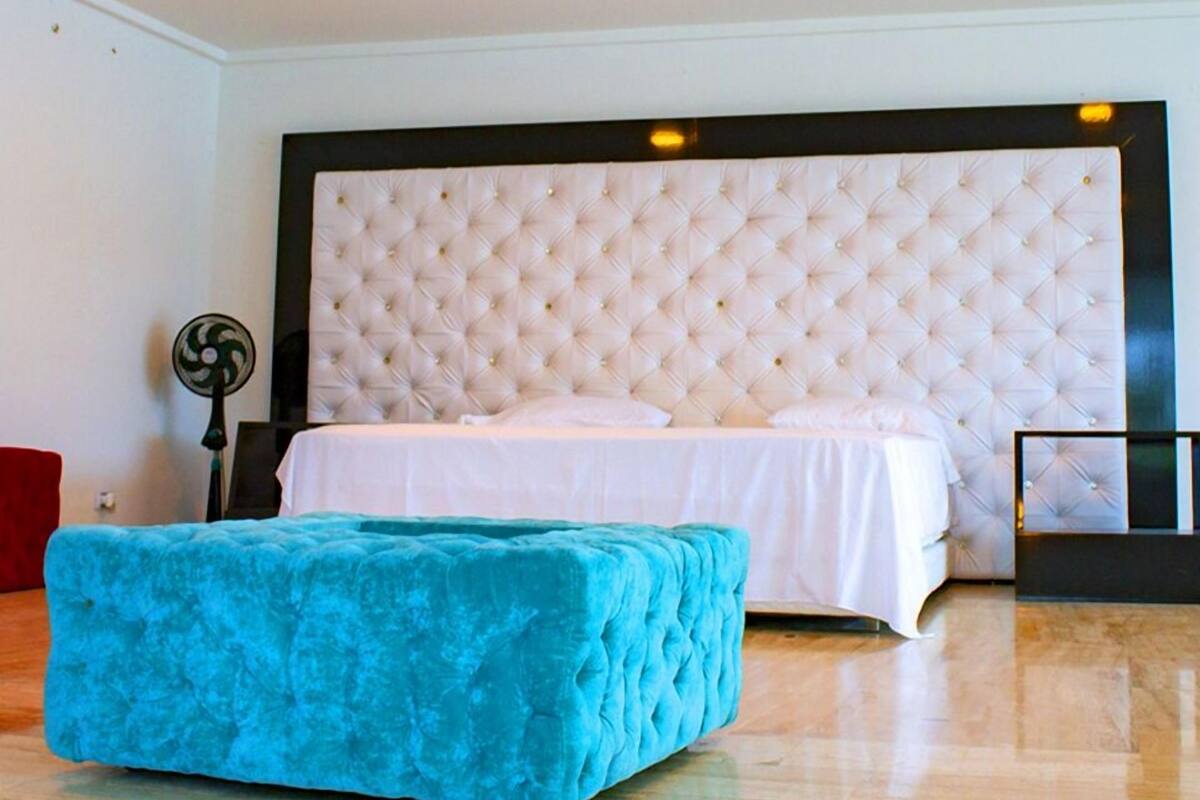 Studio Suite, 1 King Bed, Lake View | Iron/ironing board (on request), WiFi (free)