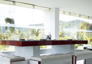 Daily cooked-to-order breakfast (COP 12000 per person)