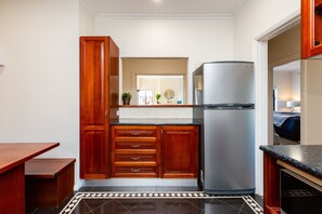 City Apartment | Private kitchen | Full-size fridge, microwave, oven, stovetop - Lighthouse Cozy 2BDR with CITY VIEWS (Middle Park)