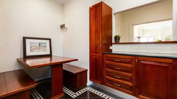 City Apartment | In-room dining