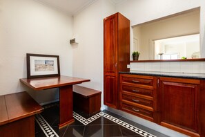 City Apartment | In-room dining - Lighthouse Cozy 2BDR with CITY VIEWS (Middle Park)