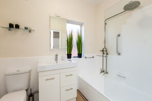 City Apartment | Bathroom | Combined shower/tub, free toiletries, hair dryer, towels - Lighthouse Cozy 2BDR with CITY VIEWS (Middle Park)