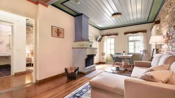 Superior-sviitti, parveke | Minibaari, yksilöllisesti sisustettu, työpöytä, pimennysverhot