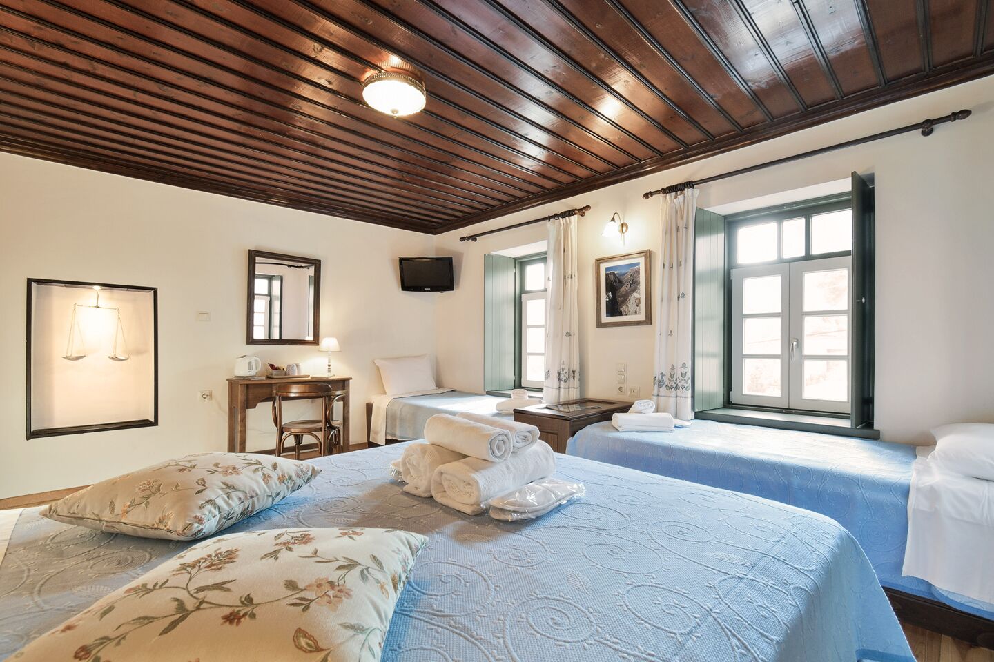 deluxe triple room | 1 bedroom, minibar, individually decorated, desk