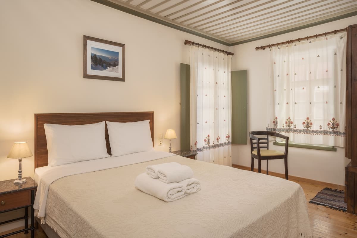 Deluxe tweepersoonskamer, balkon, uitzicht op bergen | 1 slaapkamer, een minibar, individueel gedecoreerd, een bureau