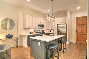 Fridge, microwave, oven, stovetop - Warm and Inviting  King Bedroom Condo (Asheville)