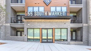 Un edificio moderno con un cartel que dice "55 South Market" y el número "5" encima.