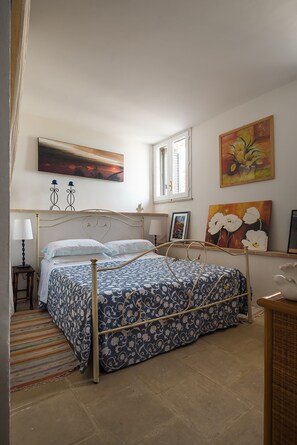 5 Schlafzimmer, Zimmersafe, Schreibtisch, Bügeleisen/Bügelbrett