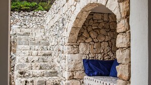 A stone staircase leading to a stone bench with a blue cushion. - Villa La Mecca Leuca Seaside villa with pool (Gagliano del Capo)