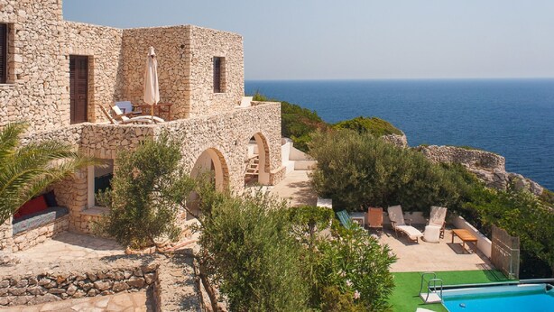 A stone building with a pool and outdoor seating. - Villa La Mecca Leuca Seaside villa with pool (Gagliano del Capo)