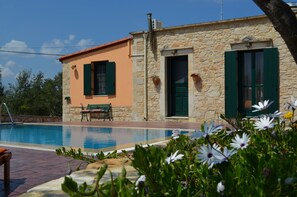 Seasonal outdoor pool, pool umbrellas, sun loungers - Casa Di lydia (Apokoronas)
