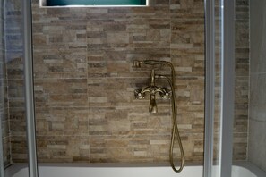 Villa, 2 chambres, piscine privée | Salle de bain | Douche cascade, séchoir à cheveux, serviettes fournies, savon