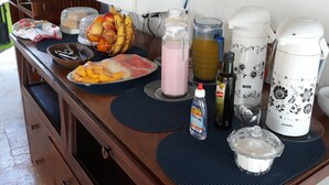 A kitchen counter with various food items, a blender, a pitcher, a thermos, and a bottle of sauce. - Pousada Porto Azul (Caucaia)