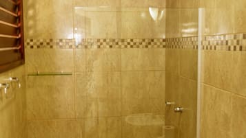 Quarto casal conforto | Banheiro | Chuveiro, toalhas de banho, sabonete, shampoo