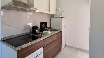 Peti sejuk/penyejuk beku saiz penuh, ketuhar gelombang mikro, ketuhar