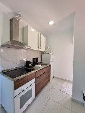 大型冰箱、微波爐、烤箱、爐台