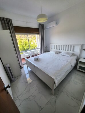Tabla de planchar con plancha, wifi gratis y ropa de cama 