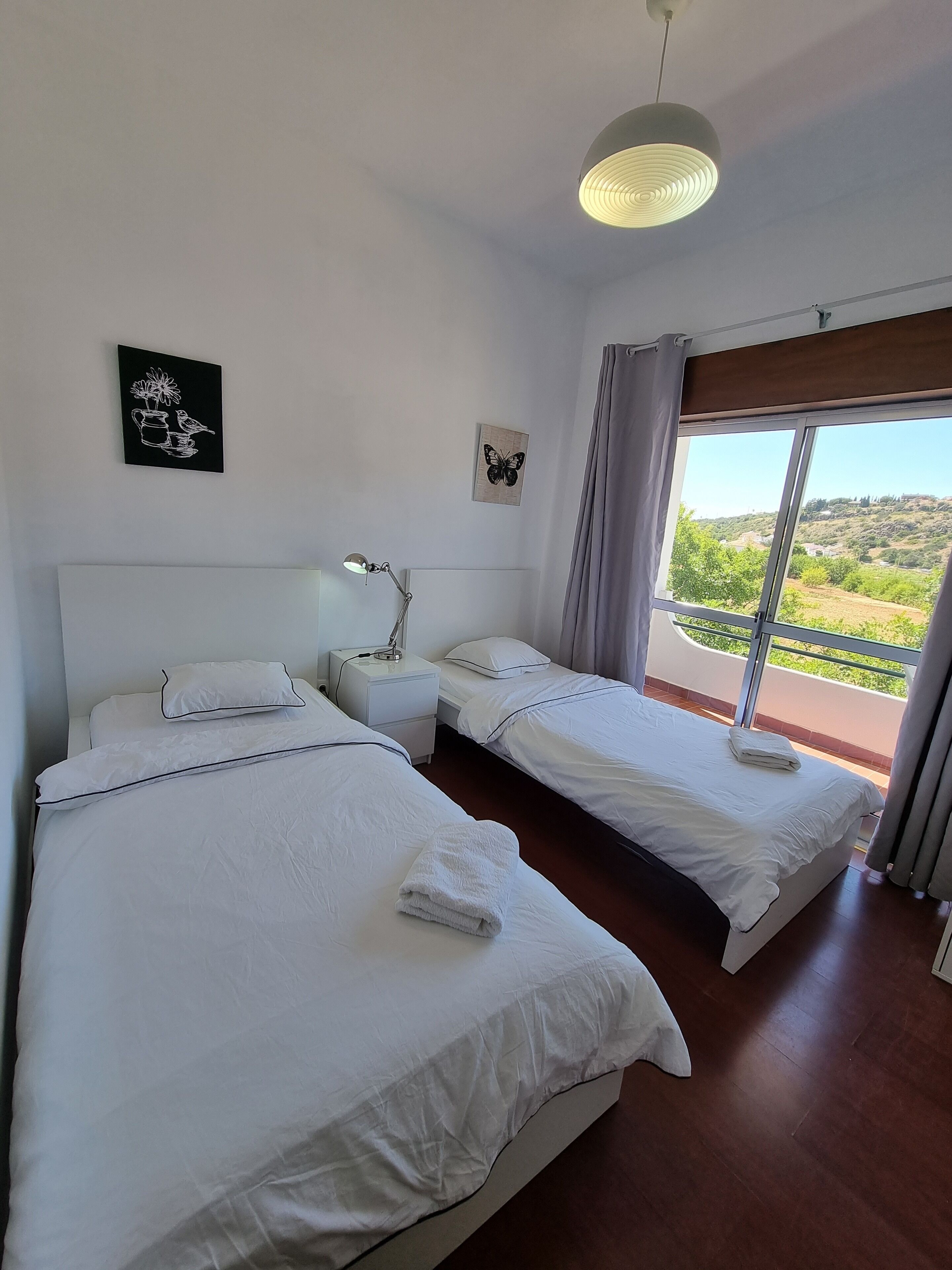 Seterika/papan seterika, Wi-fi percuma, cadar katil 