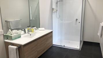 Deluxe Studio Suite | Bathroom | Towels