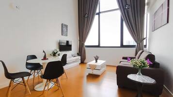 Apartment, 2 Bedrooms (The Eton) | Ruang tamu | TV skrin rata