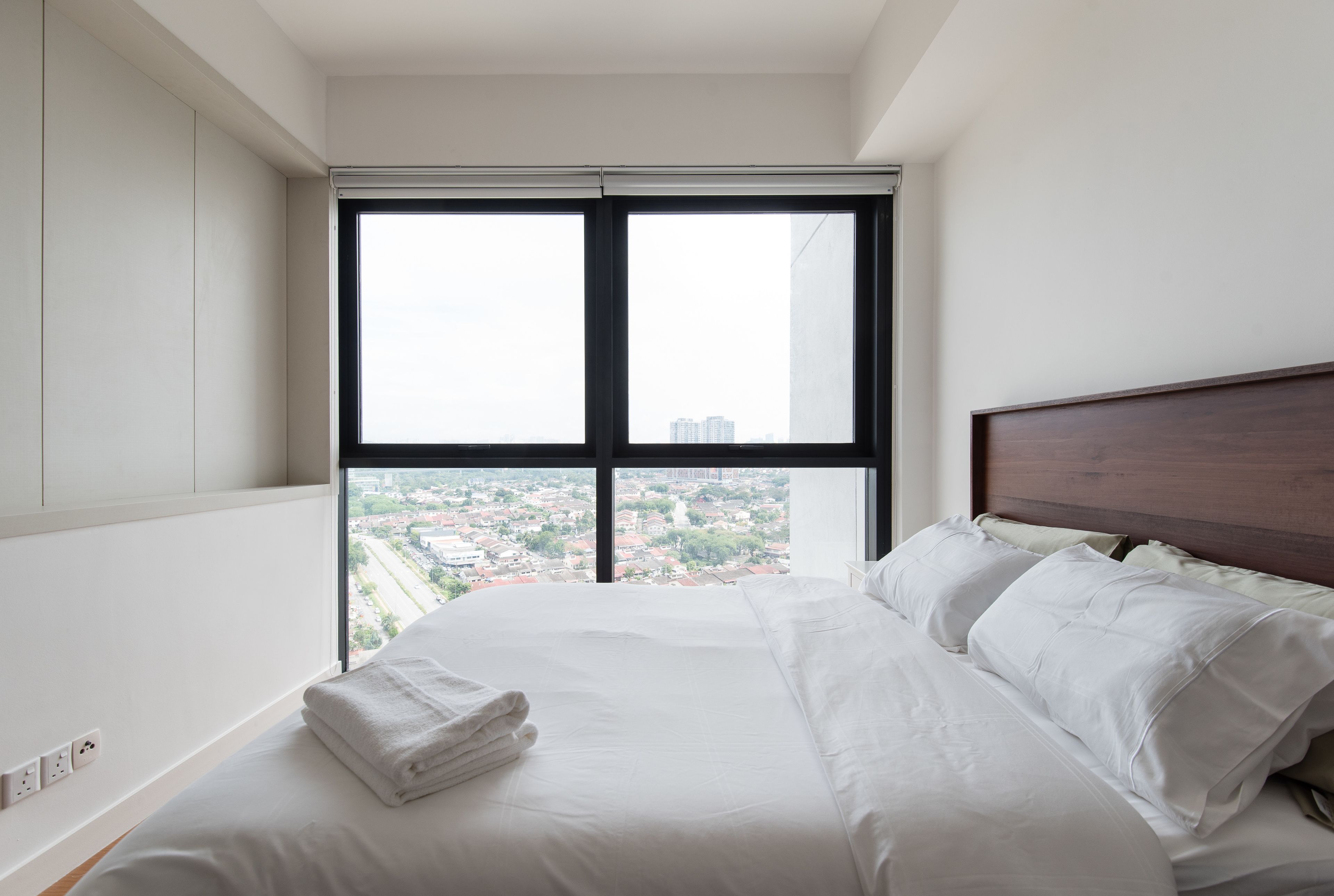 Apartment, 2 Bedrooms (The Ivory) | Meja, kalis bunyi, seterika/papan seterika, Wi-fi percuma 